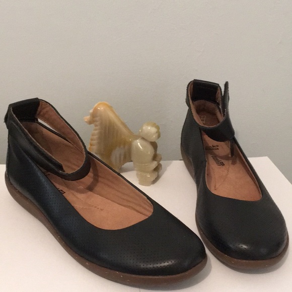 Clarks Shoes - Black leather Clark’s shoes in good condition Size 8.1/2